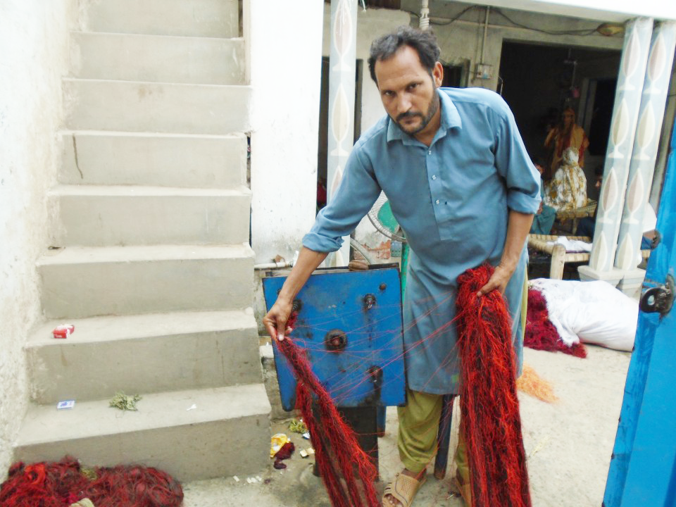 Yarn knitting (Waan Bunai)