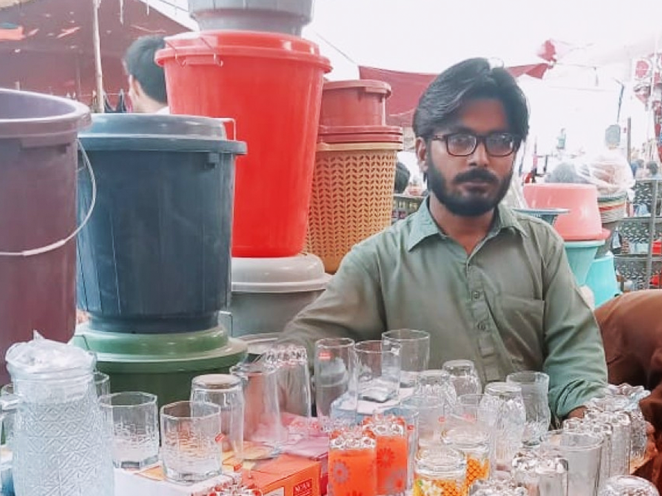 Mirror Crockery seller