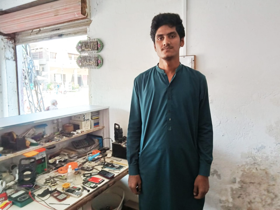 Mobile accessories shop 