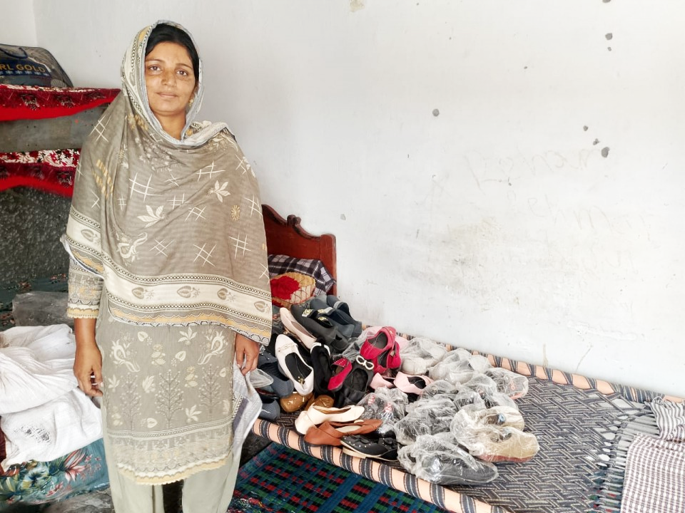 Shoes & Jewelry  salesperson