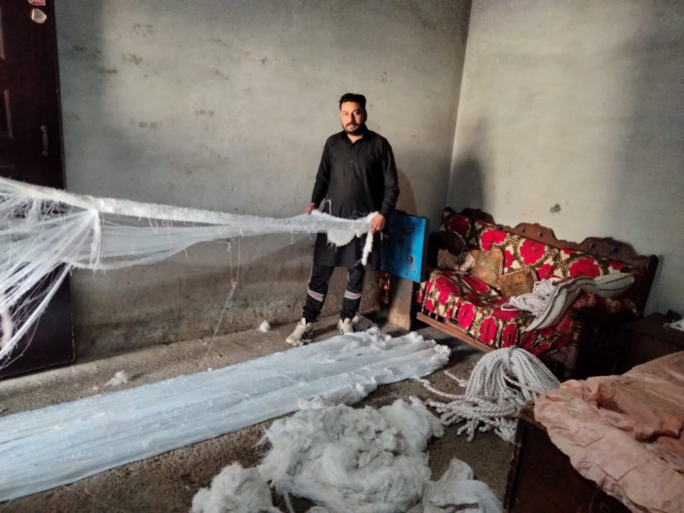 Yarn knitting (Waan Bunai)