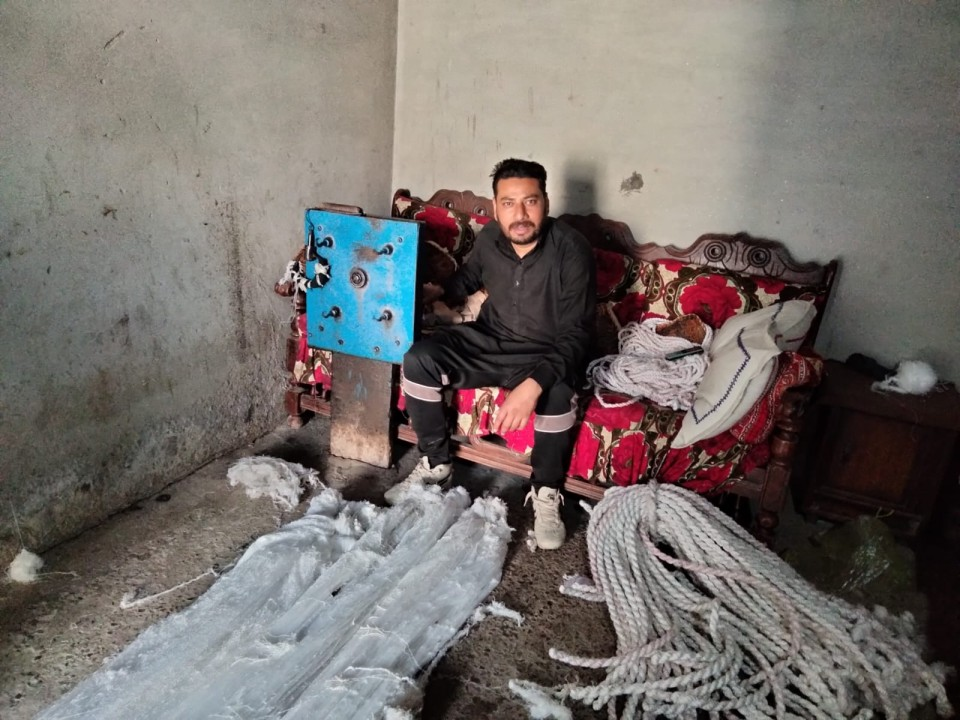 Yarn knitting (Waan Bunai)