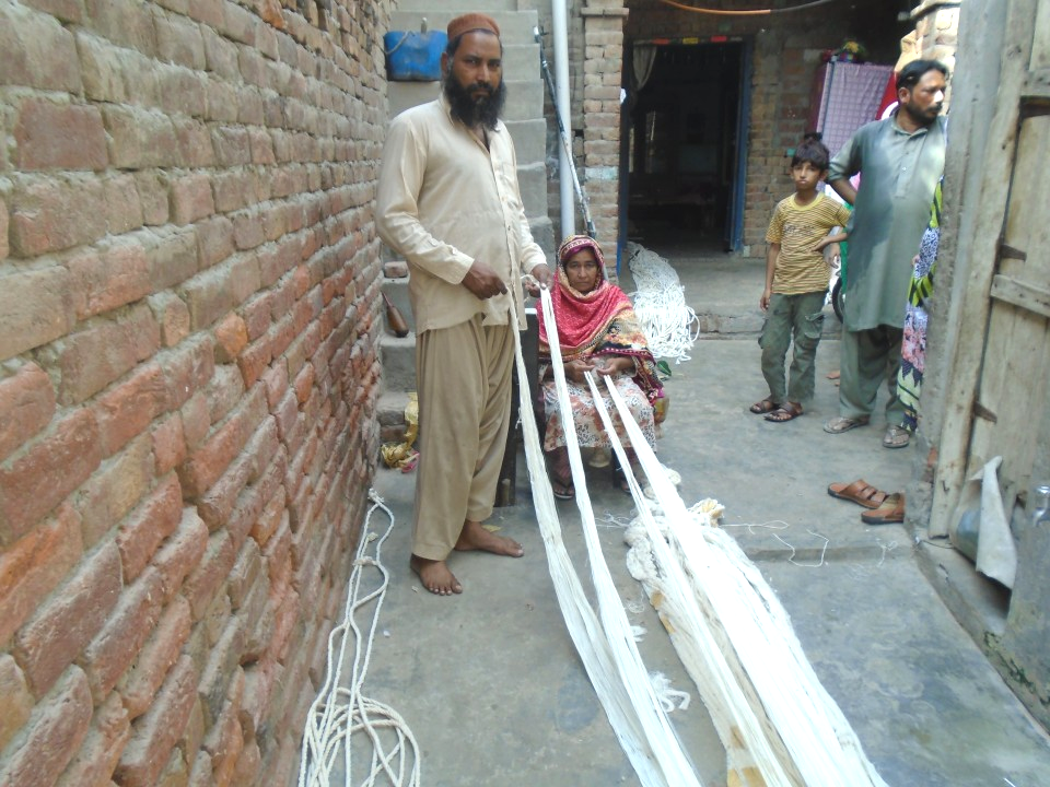 Yarn knitting (Waan Bunai)