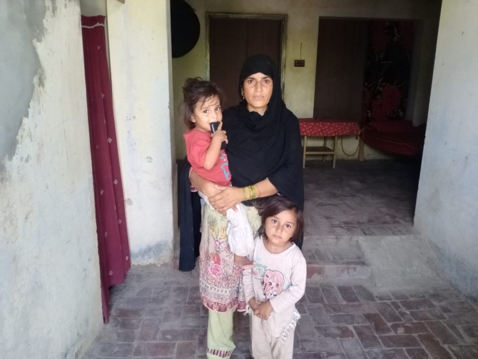 Razia Bibi requires [loan_amount] to purchase anim